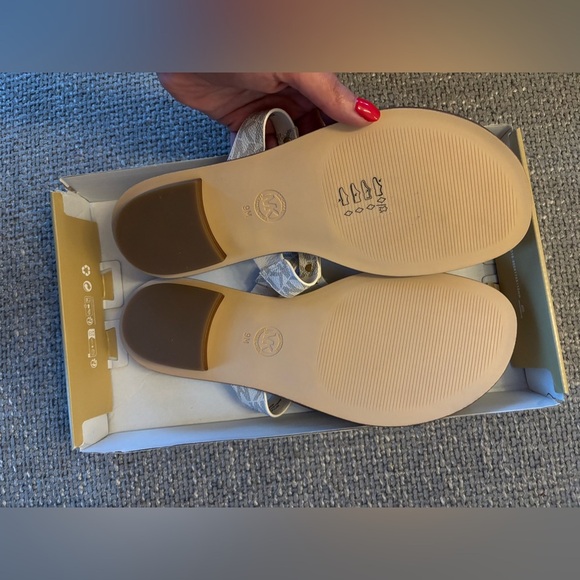 Michael Kors Flat Logo Sandals Vanilla Leather Trim 9M - Picture 9 of 13